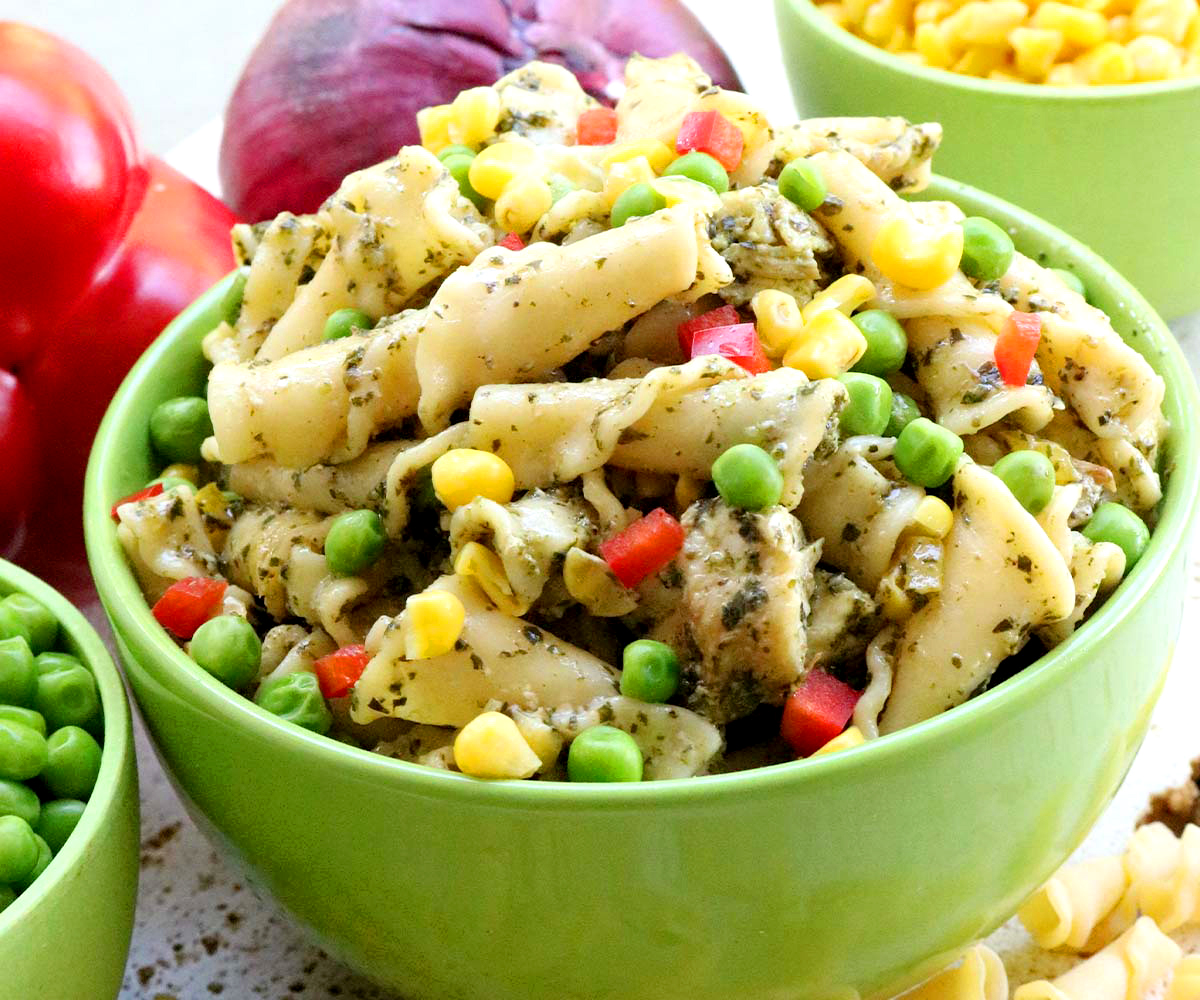 ENSALADA DE PASTA CON POLLO Y VEGETALES AL PESTO