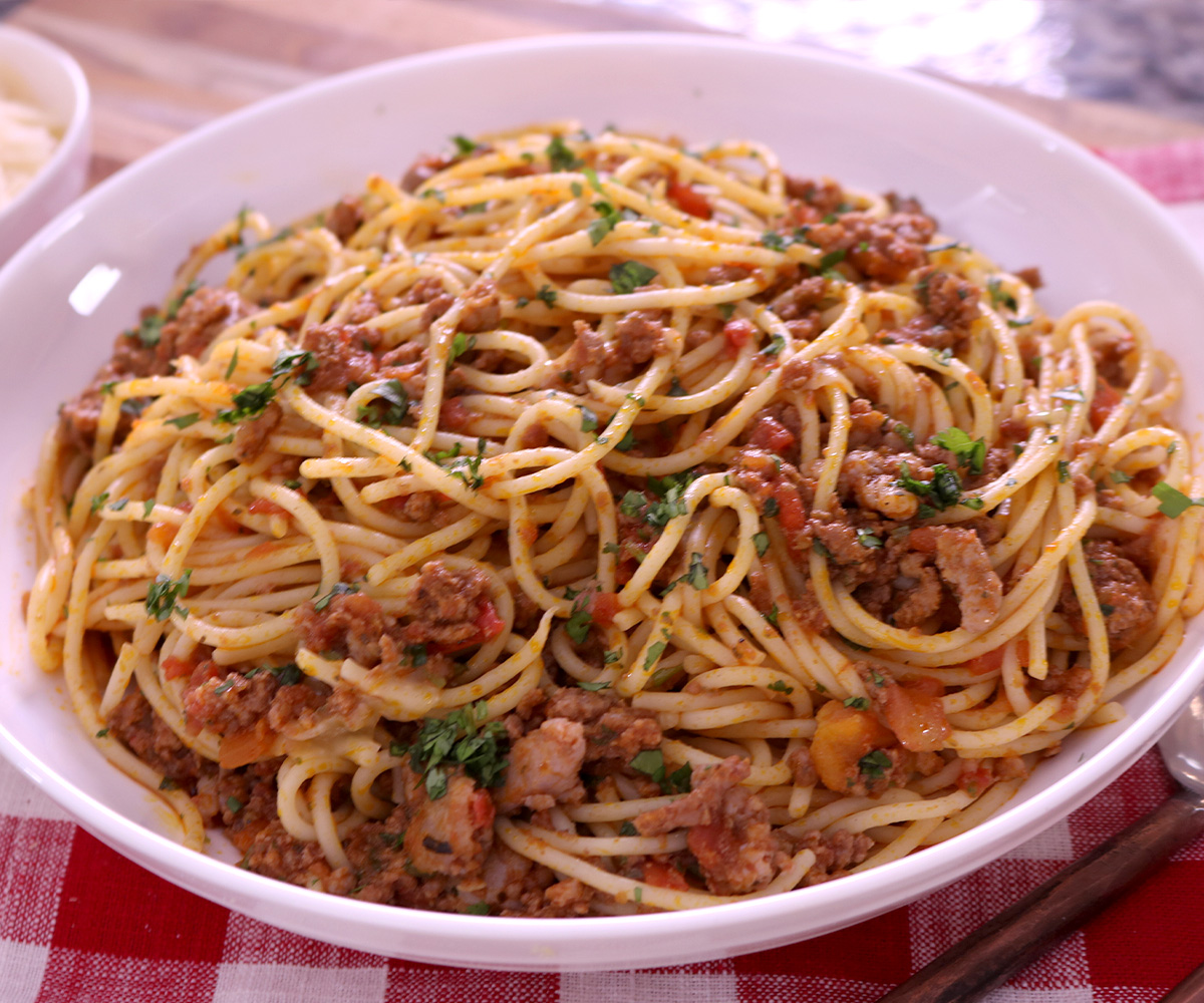 ESPAGUETIS CON SALSA DE CARNE Y SALCHICHAS DE CERDO